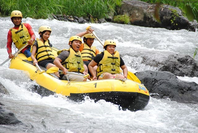 River rafting on Beas River with mountain views, one of the adventurous places to visit in Manali Himachal Pradesh.