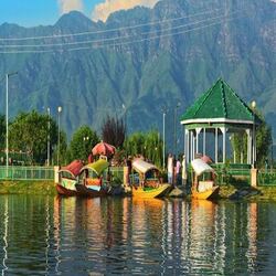 Beautiful Places in India to Visit – shikara boats and houseboats on Dal Lake in Kashmir