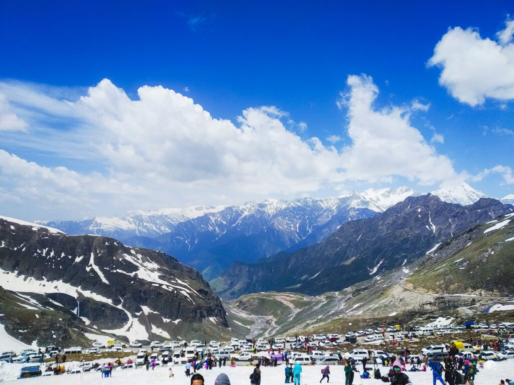 Beautiful Places in India to Visit – snow-covered mountains and scenic valleys of Manali
