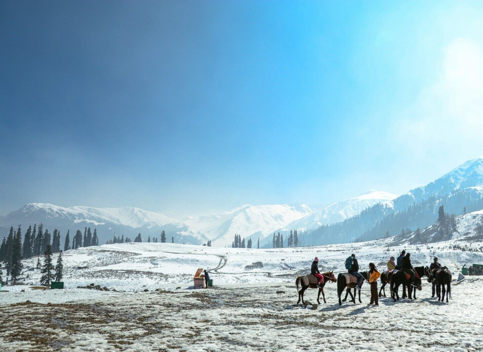 Beautiful Places in India to Visit – snow-covered meadows and mountains of Gulmarg