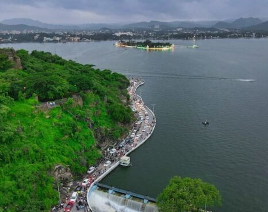 A scenic view of Fateh Sagar Lake surrounded by the Aravalli Hills in Udaipur.